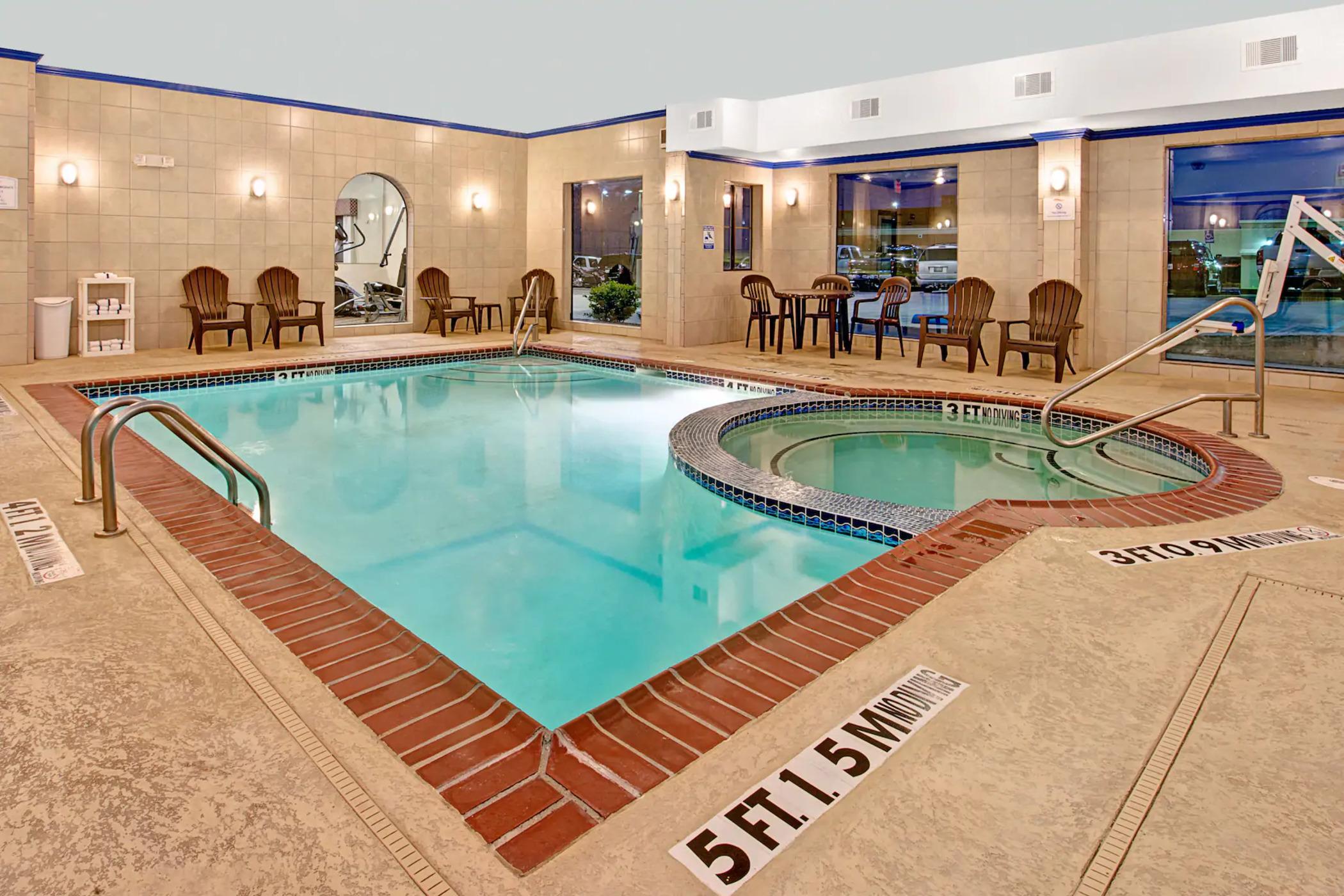 Hotel Baymont By Wyndham Decatur Esterno foto